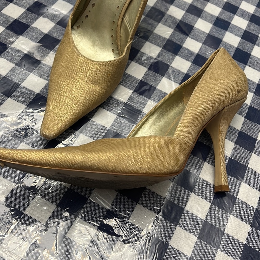 ๐ท๏ธ 5 for $15 Well loved BCB Girls, gold fabric high heels, size 10. - Picture 2 of 7
